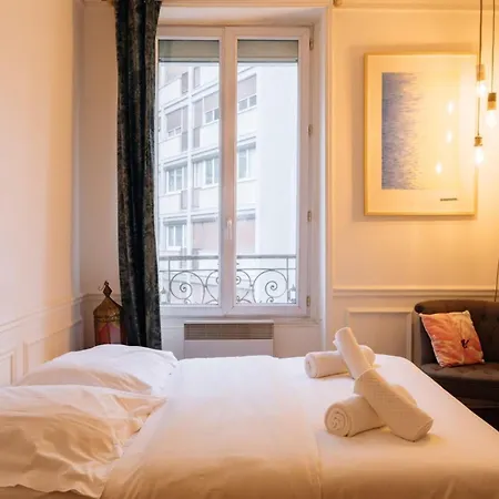 Tranquil 2bd Apart Seine River - Eiffel Tower! *